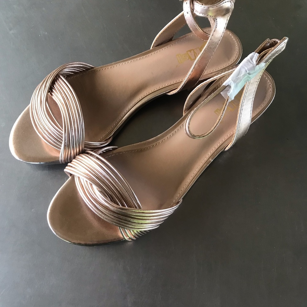 Brash women’s metallic pink sandals. Size 8